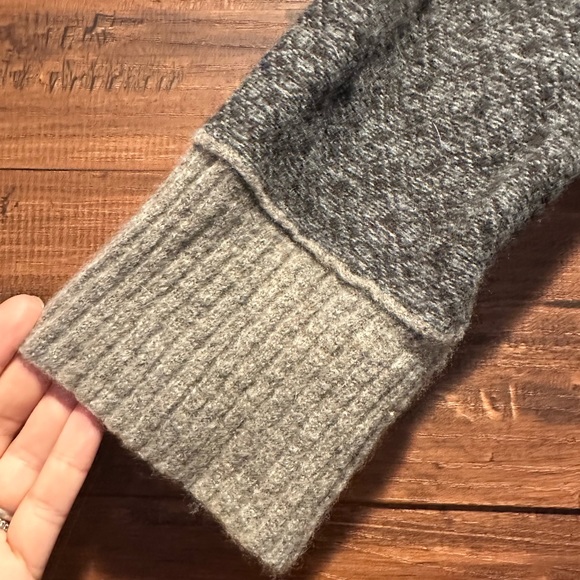 Eddie Bauer Women's Sweater V- Neck Brown and Grey Merino Wool Size Medium (#31) - Picture 4 of 7